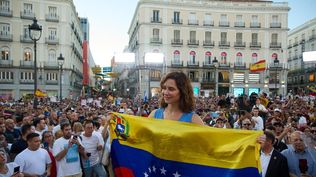 La presidenta de la Comunidad de Madrid, Isabel Díaz Ayuso, con la bandera de Venezuela.