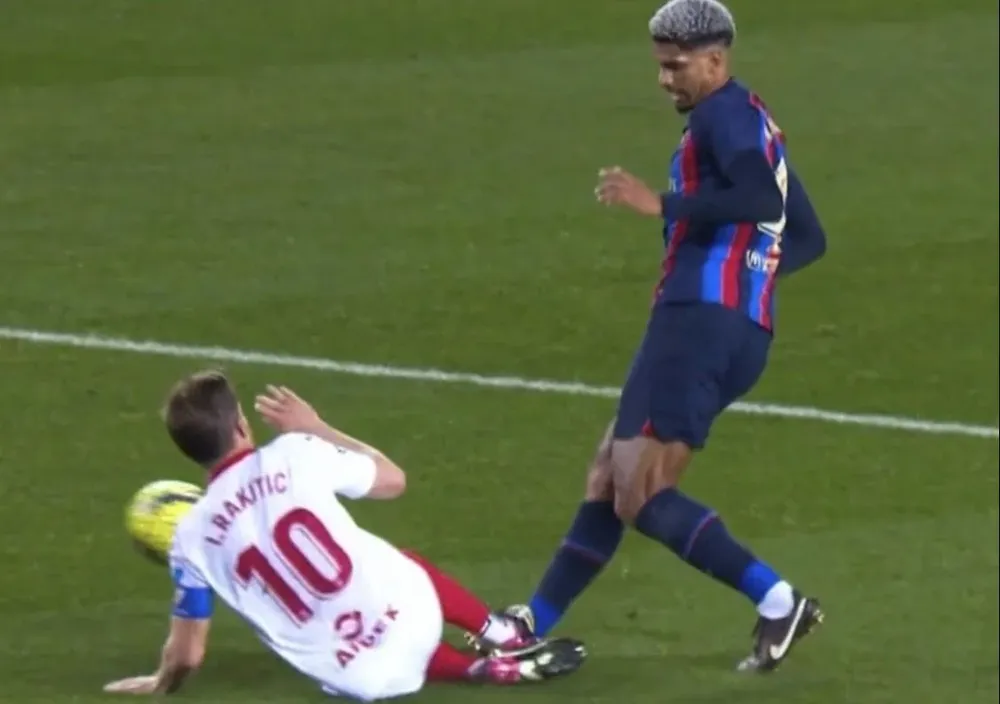 Ivan Rakitic le entró con todo al uruguayo Ronald Araujo en el partido Sevilla ante Barcelona Ivan Rakitic le entró con todo al uruguayo Ronald Araujo en el partido Sevilla ante Barcelona