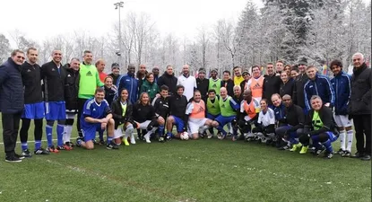 Valdez abajo, a la derecha, con el chaleco verde igual que Maradona, Infantino y Desailly