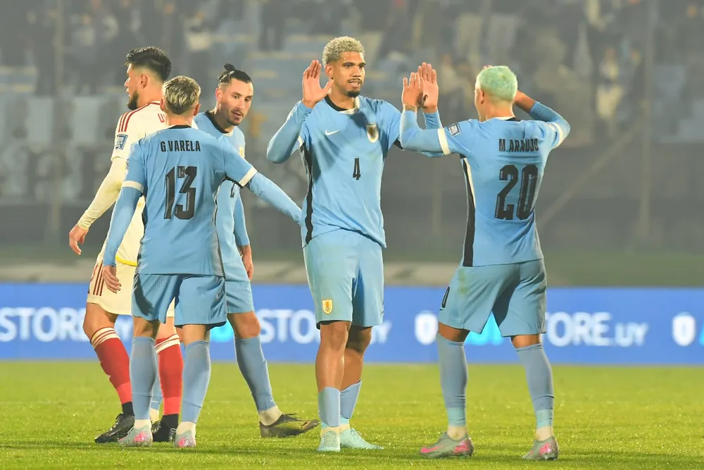 Ronald Araujo, Maximiliano Araújo, Guillermo Varela y José María Giménez de Uruguay celebran la victoria ante Venezuela por Eliminatorias