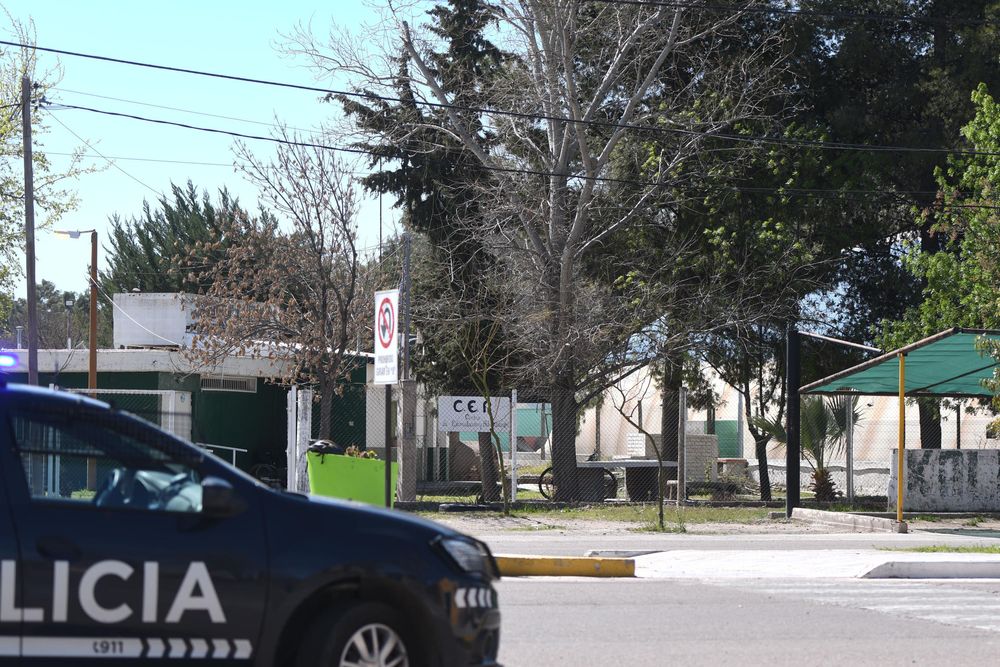 Operativo policial alrededor del colegio