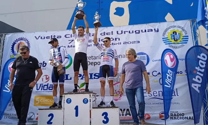 Podio de la octava etapa: Matías Presa de Cerro Largo (segundo), Igor Molina de UniFunvic (primero) y Leonel Rodríguez de Cerro Largo (tercero)