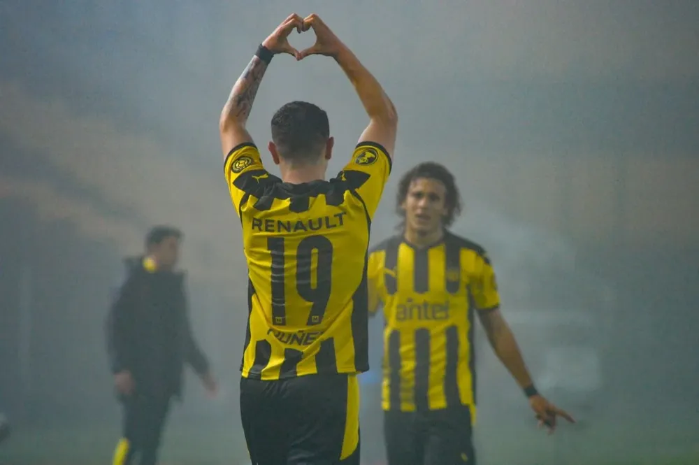 El festejo de Álvarez frente a Canobbio