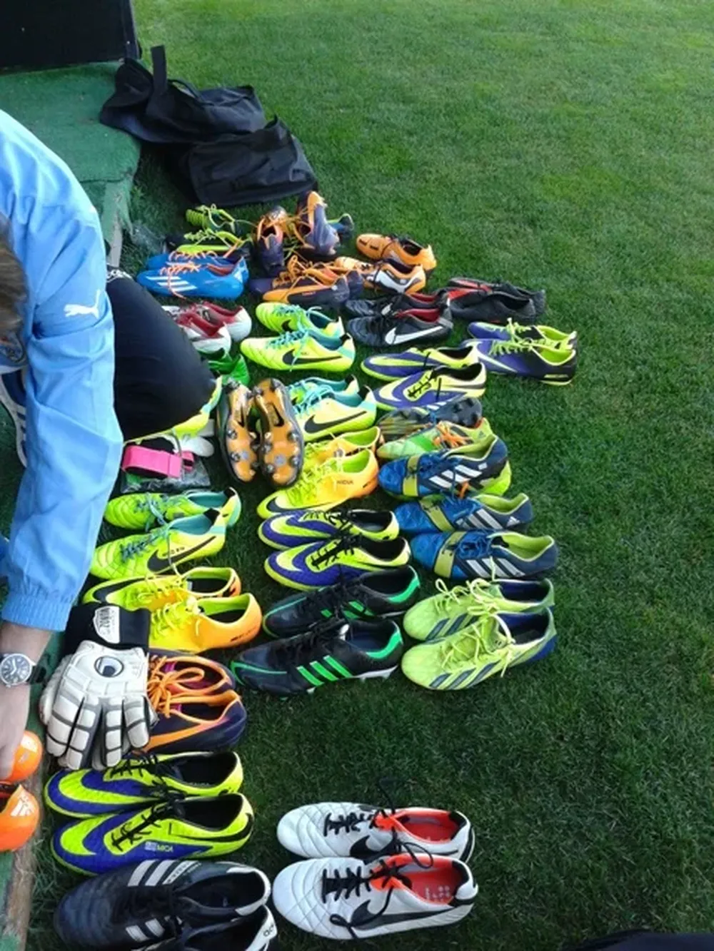 El arsenal de zapatos que desembolsó el equipier de Uruguay