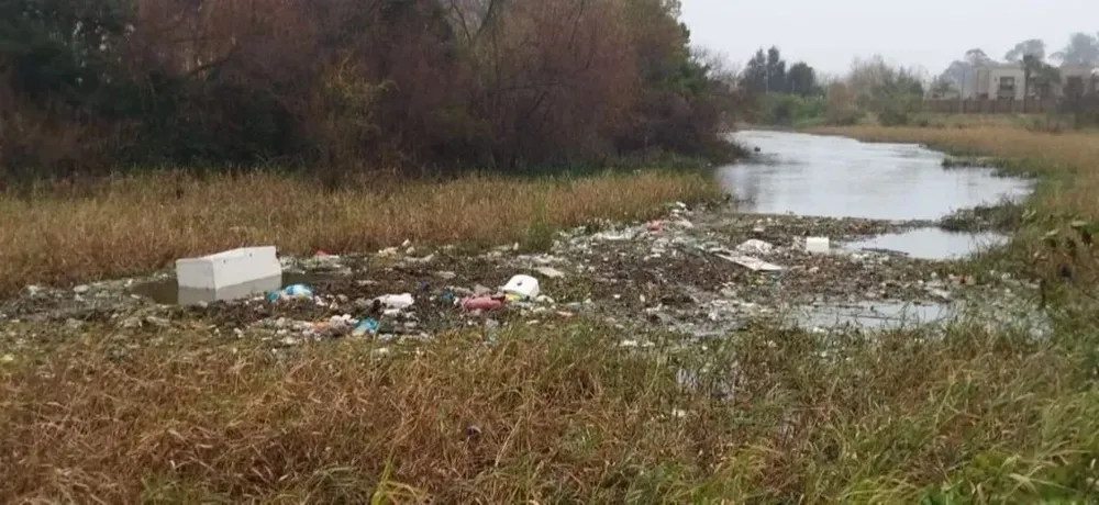 Juguetes y plásticos triturados son algunos de los objetos que se encuentran en el Arroyo Carrasco.