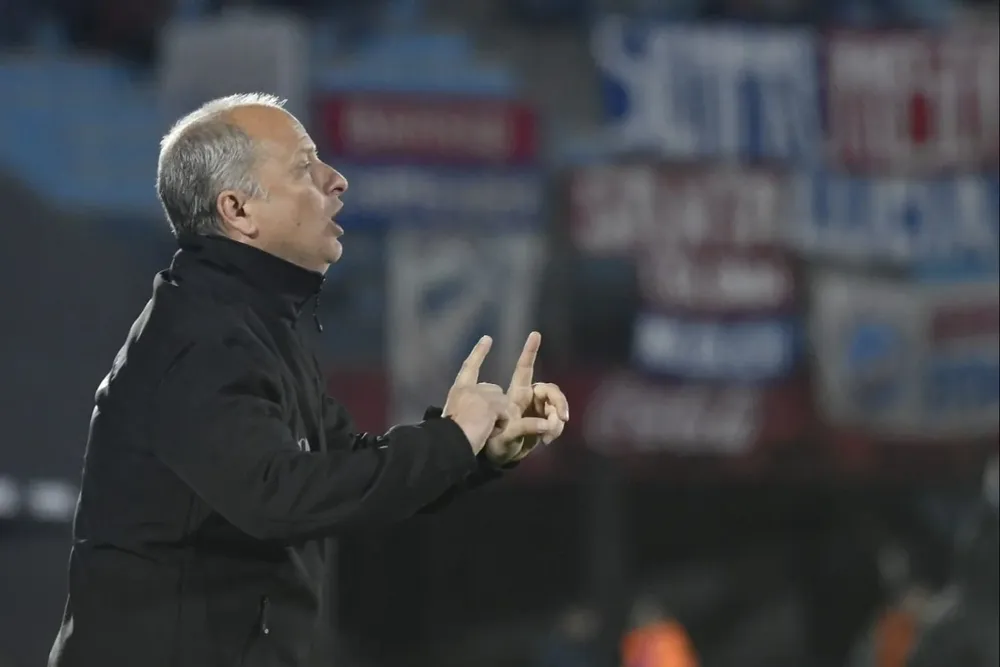 Alejandro Cappuccio dirigiendo a Plaza frente a Nacional