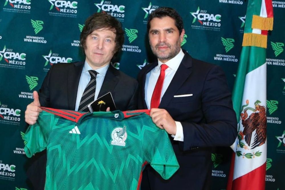 El presidente de Argentina, Javier Milei, y el mexicano Eduardo Verástegui en la CPAC México, 2023.