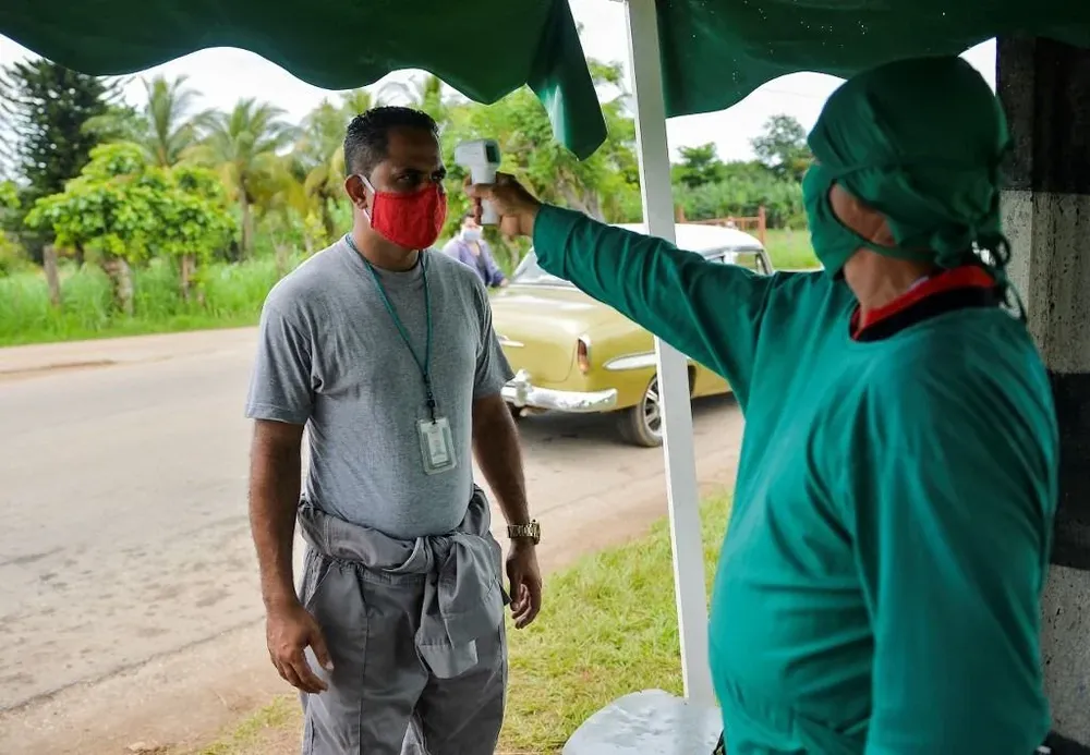 Toma de temperatura en Cuba