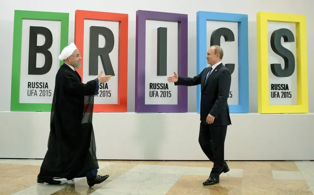 Archivo, 2015. Vladimir Putin da la bienvenida al presidente de Iran Hassan Rouhani en la 7° cumbre del grupo BRICS