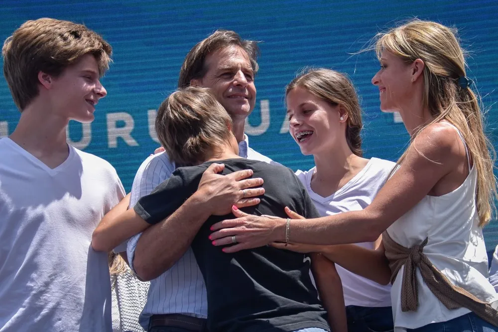 Entre los chats filtrados están las operativas de quienes cuidan a los hijos del presidente.