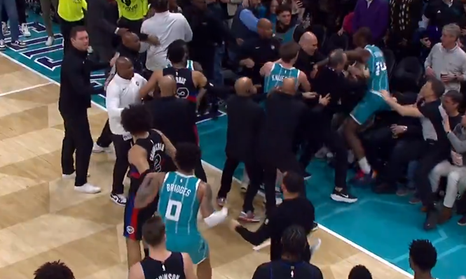 Escena de la pelea entre los Hornets y los Pistons