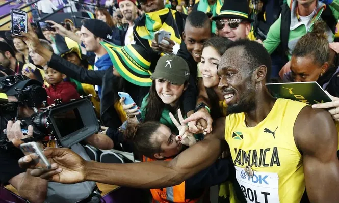 Pese a la derrota, Bolt atendió a sus fans