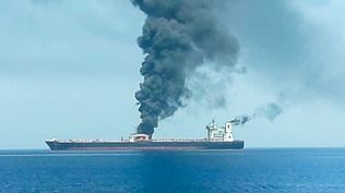 Irán advirtió a los operadores de buques petroleros que no circulen por el Estrecho de Ormuz o serían atacados. Por si cabían dudas, bombardeó un barco el domingo cerca del Golfo de Omán.&nbsp;