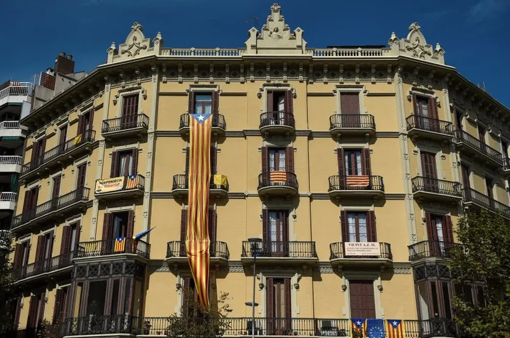 Una casa de Barcelona con estelas catalanas.