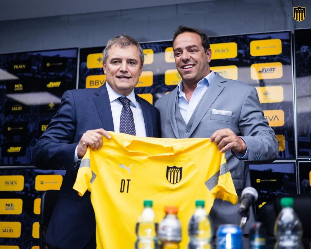 Diego Aguirre en su presentación como entrenador, en noviembre 2023, con Ignacio Ruglio; la Fiera es más que un entrenador, es el nuevo líder de Peñarol a todo nivel