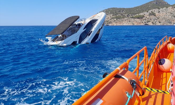 Un yate que se hunde en Camp de Mar, en Mallorca