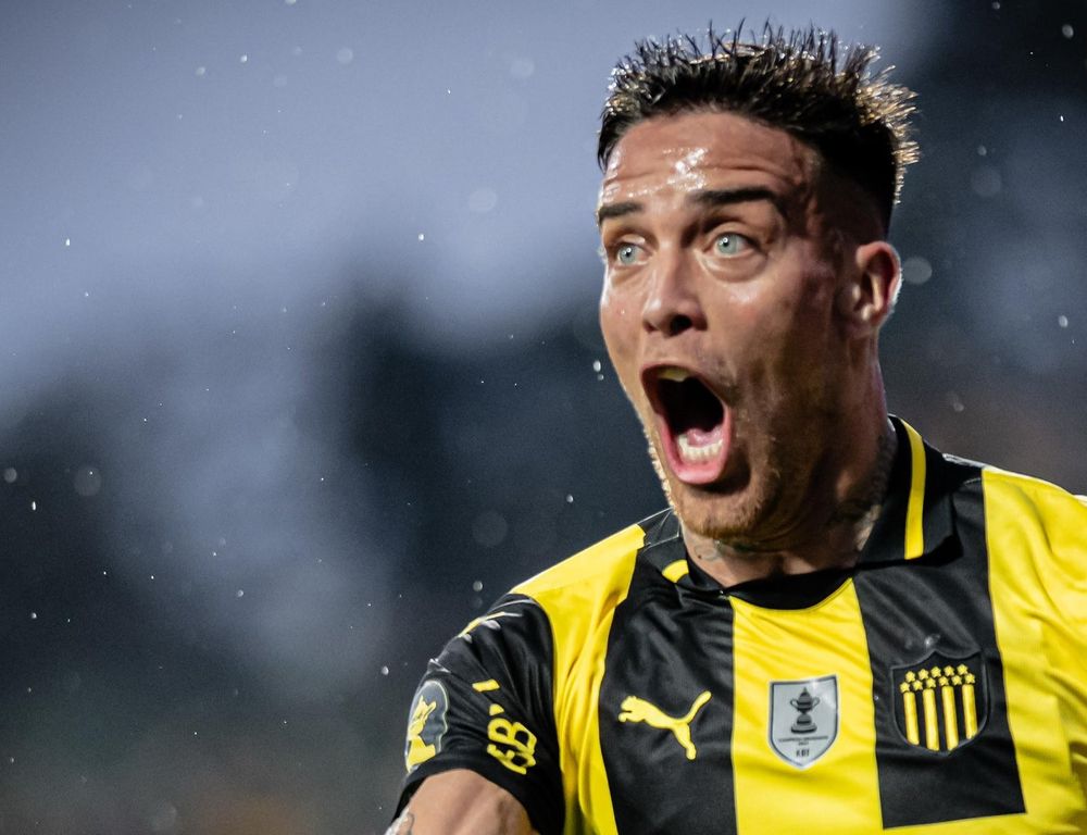 Javier Méndez de Peñarol celebra su gol ante Racing por el Torneo Clausura