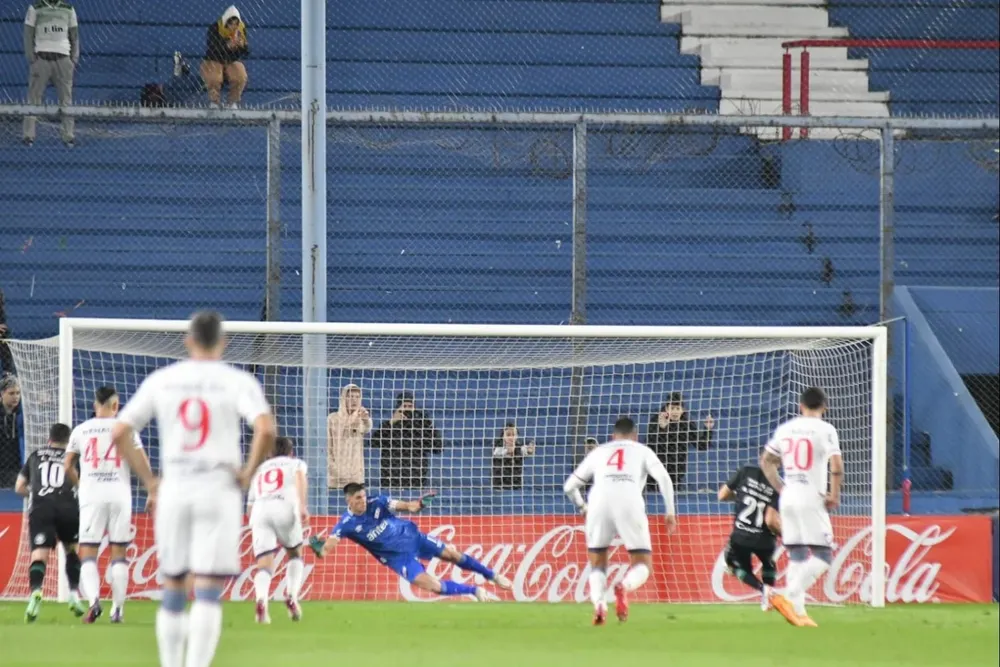 Quintana convierte de penal a Rochet a los 20 minutos de Nacional-Plaza