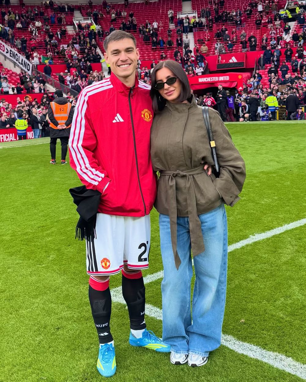 Manuel Ugarte y su pareja Georgia May Heath en Old Trafford