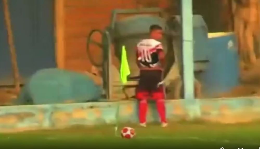 &nbsp;Un jugador se puso a orinar en medio de un partido de la Copa Perú