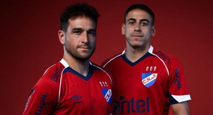 Nicolás Lodeiro y Camilo Cándido con la camiseta roja nueva de Nacional