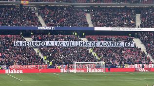 Bandera de homenaje a las víctimas de Adamuz en el estadio Metropolitano del Atlético de Madrid, el último domingo.&nbsp;