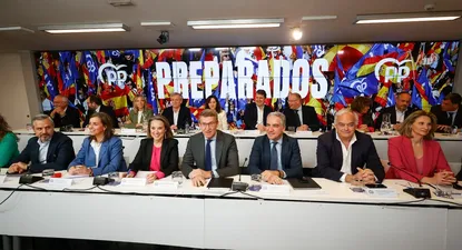 Los vicesecretarios de Economía del Partido Popular, Juan Bravo, y de Organización Territorial, Carmen Fúnez; la secretaria general del partido, Cuca Gamarra, el presidente del Partido Popular, Alberto Núnez Feijóo; el vicesecretario de Coordinación autonómica y Local y Análisis Electoral, Elías Bendodo; el vicesecretario Institucional, Esteban González Pons, y la vicesecretaria de Desarrollo Sostenible, Paloma Martín, asisten a la reunión de la Junta Directiva Nacional del PP.