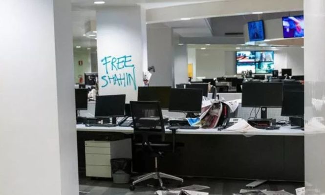 Activistas pro palestina atacaron ferozmente la redacción del diario La Stampa en Italia