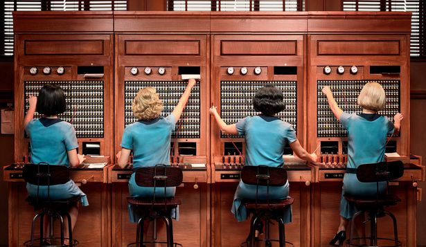 Telefónica vendió su primera sede en Madrid, el lugar donde trabajan chicas del cable de la vida real, que inspiraron la exitosa serie española de Netflix.
