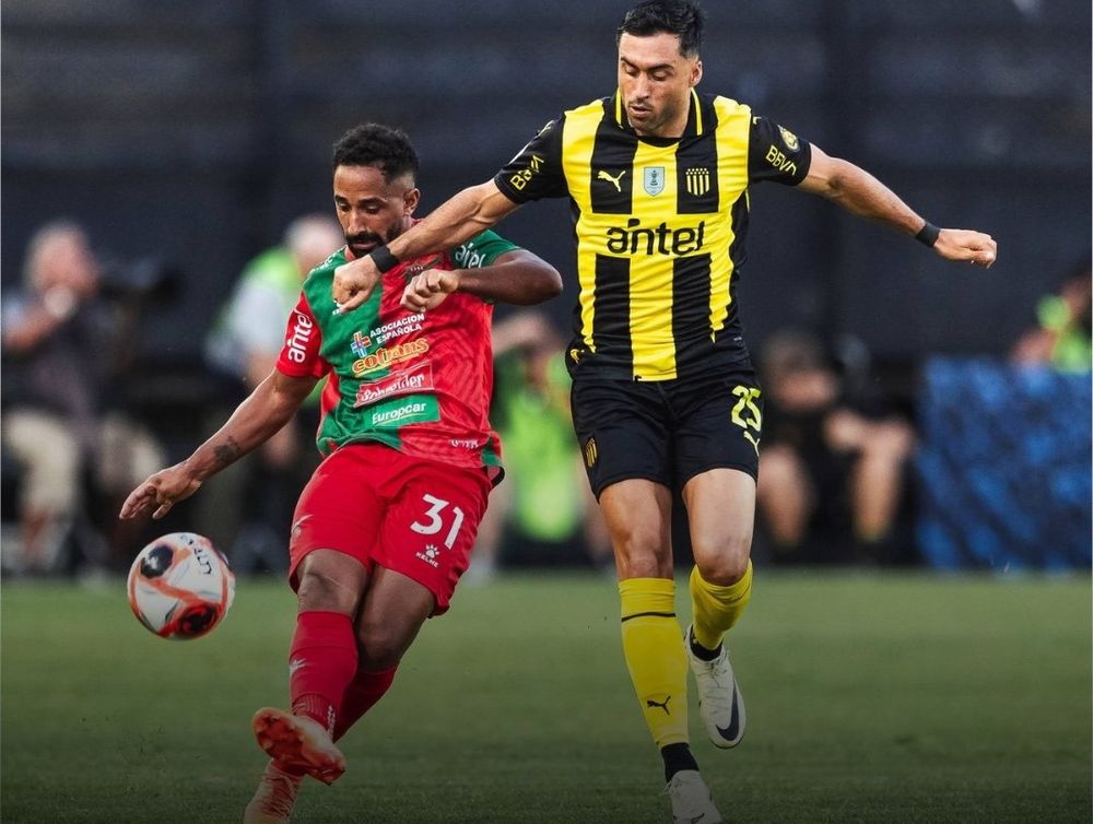 Juan Acosta de Boston River ante Jaime Báez de Peñarol por el Torneo Apertura