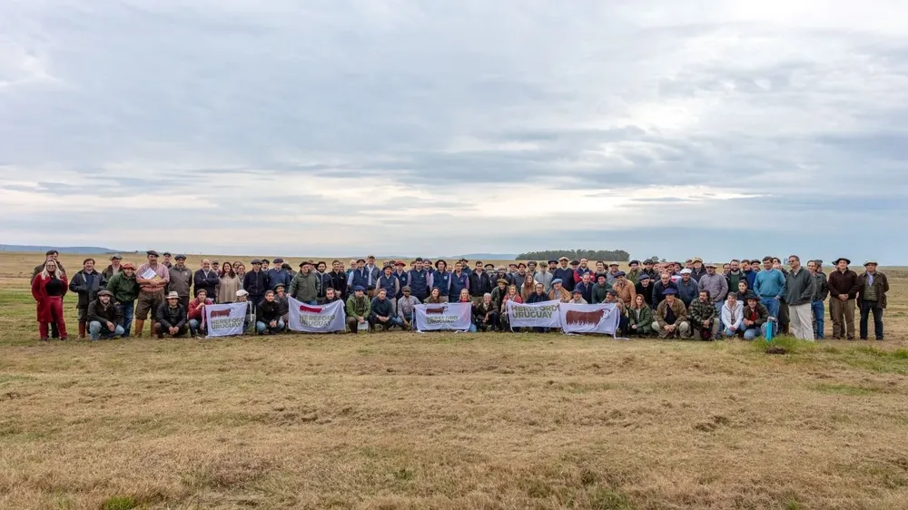 La clásica postal de cada gira... decenas de productores en uno de los campos anfitriones.