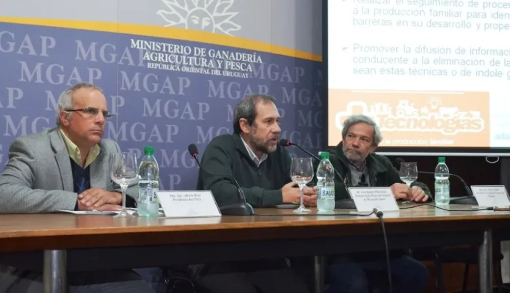 Alvaro Roel, José Olascuaga y Alfredo Albín, informaron sobre la convocatoria a productores famiiares