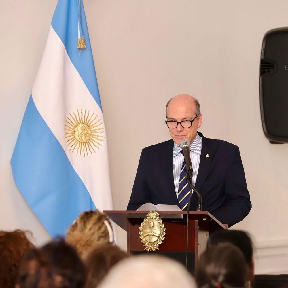 Pablo Piñeira Aramburu, cónsul argentino en Nueva York, en la presentación de Como el mar  