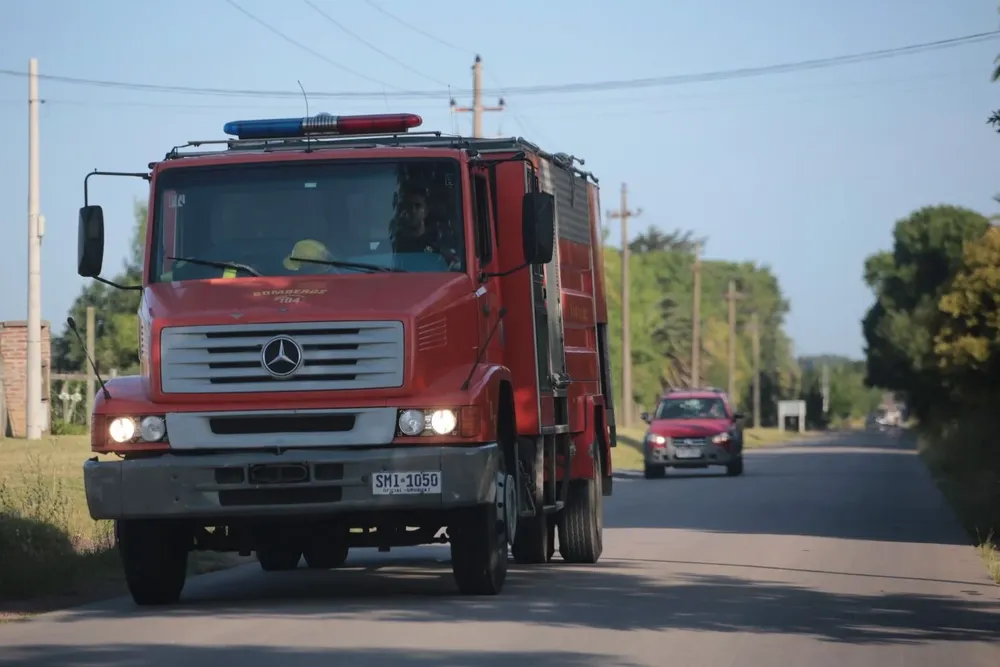 Policías y bomberos llegaron al lugar y rescataron el cuerpo del menor