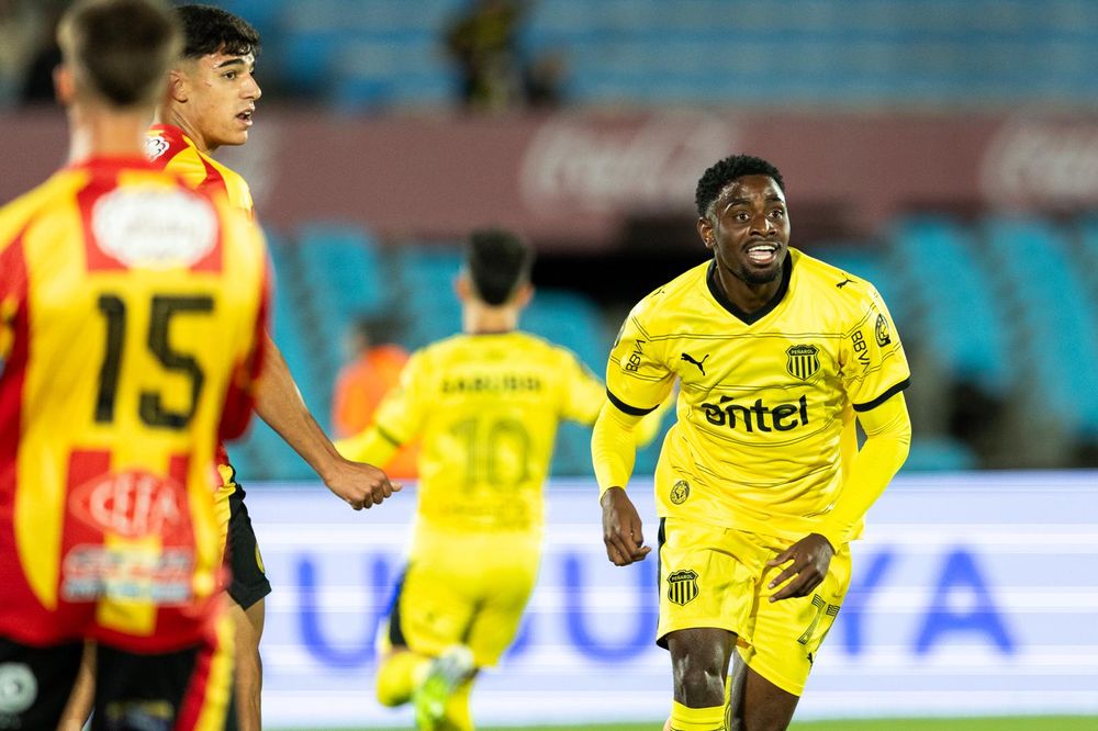 Luis Angulo celebra uno de sus goles contra Progreso Luis Angulo celebra uno de sus goles contra Progreso