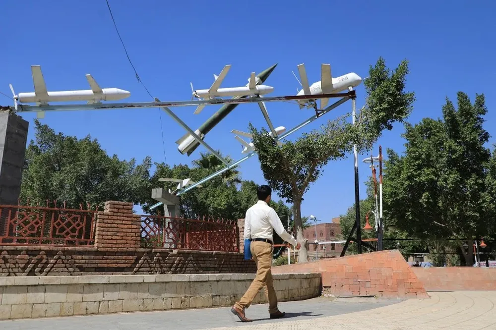 Un hombre camina en una calle de Sanaa, Yemen, al lado de la instalación de drones.