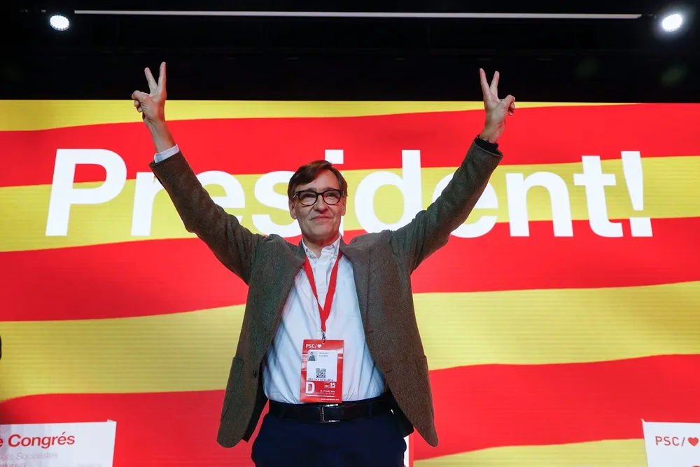 El primer secretario del PSC, Salvador Illa, saluda tras ser elegido primer secretario del PSC y candidato a presidente de la Generalitat de Cataluña durante la segunda jornada del XV Congreso del PSC que se celebra en Barcelona.