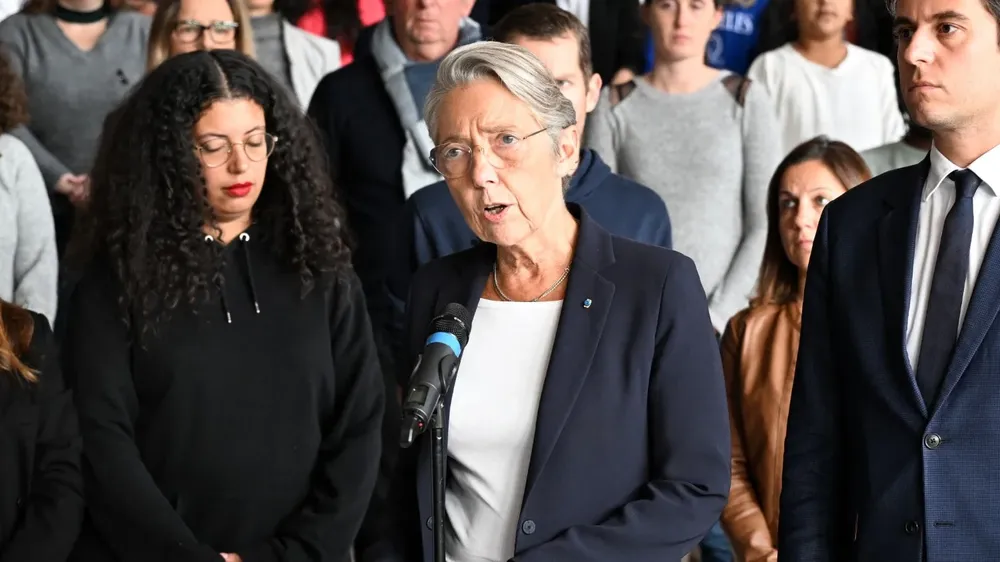 La barbarie y el oscurantismo han vuelto a golpear, se lamentó la primera ministra Elisabeth Borne.