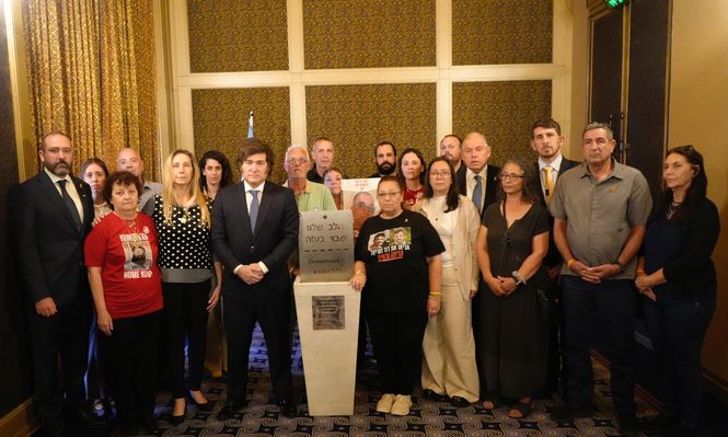El presidente Javier Milei, en Jerusalén, con familiares de las víctimas del grupo terrorista Hamás.