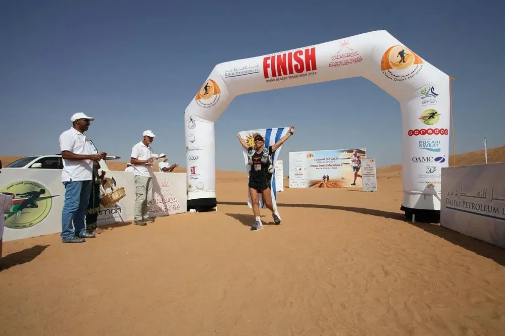 Silvia Amodio llegando a la meta del Marathon Des Sables, en el desierto del Sahara