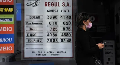 El dólar cerró este lunes a $ 41,30 en el mercado mayorista.