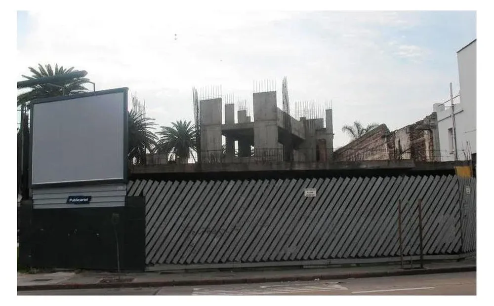 La superficie que abarca la edificación es de 689 m2