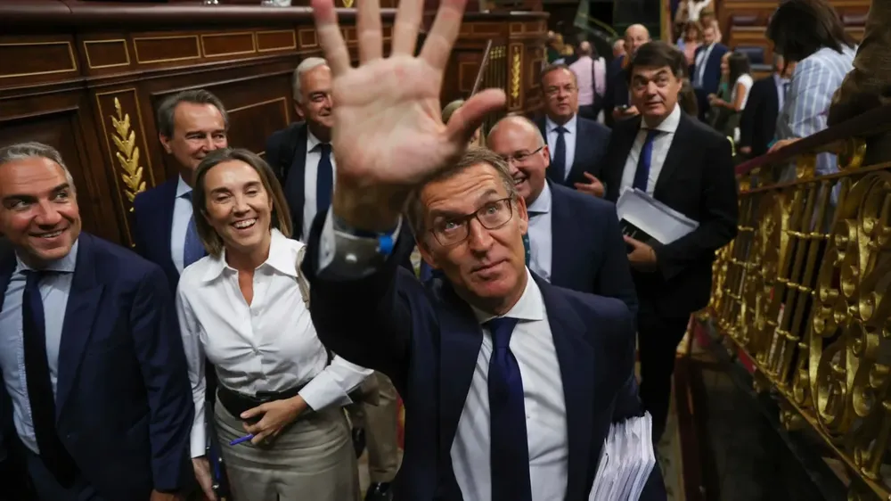 El candidato del PP, Alberto Núñez Feijóo, al llegar al debate de su investidura