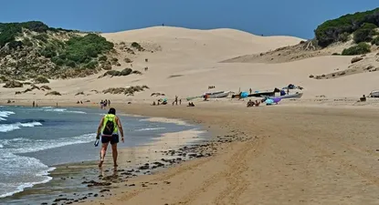 Andalucía analiza restos de pellets de plástico en la playa de Bolonia.