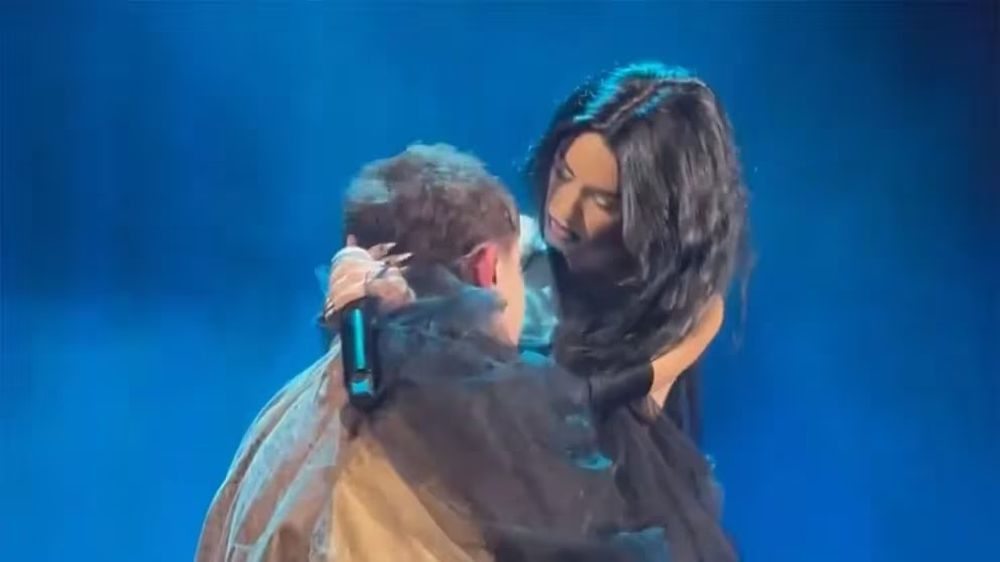 Lali Espósito apareció en el show de Dillom enloqueció a los fans con un look gótico.