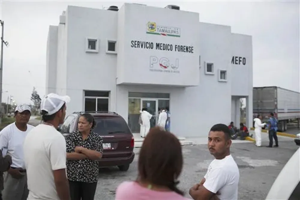 Personas esperan para saber si encuentran a sus parientes desaparecidos