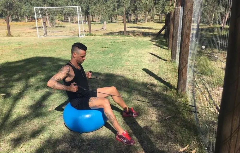 Estoyanoff entrenando solo en el campo