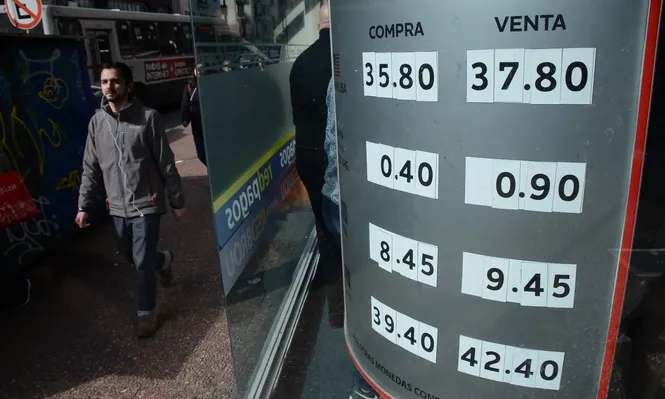 El dólar sigue imparable y coquetea con los $ 38 en la venta de los cambios