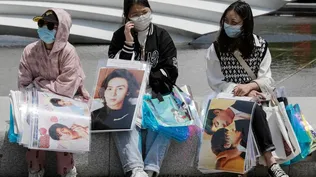 Fanáticas de Palabra de honor esperan por sus entradas al concierto en Suzhou