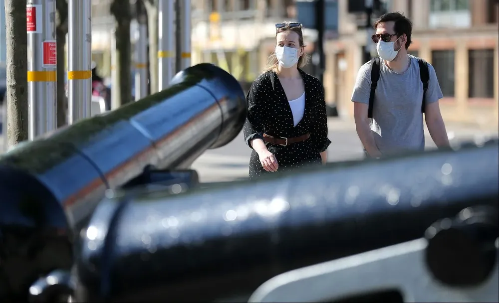 Dos personas caminan por las calles de Londres